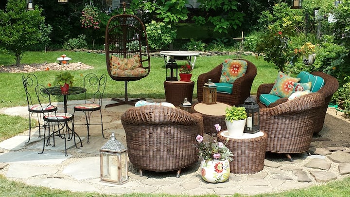 Cozy,contemporary,clean,private, BEAUTIFUL yard!