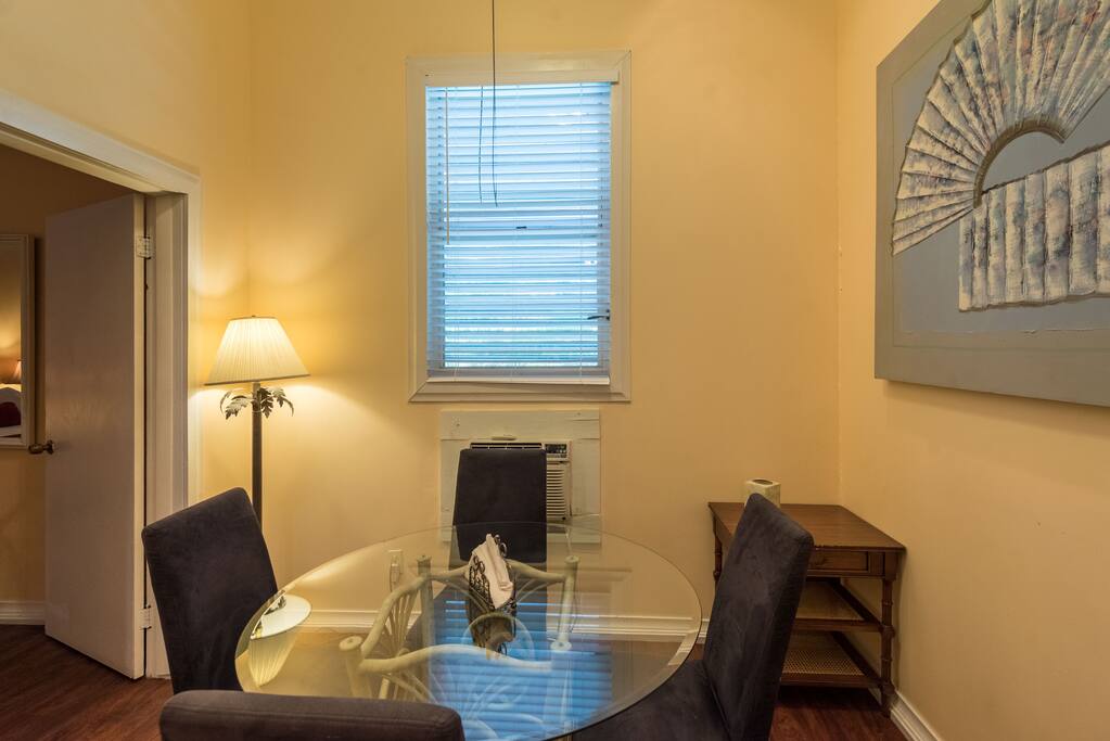 Dining area w/ seating for 4