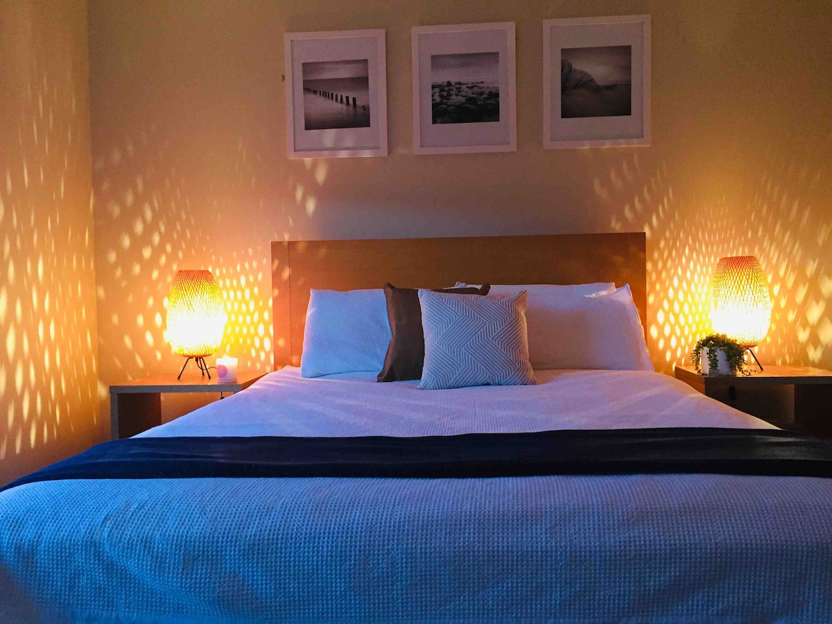 Main bedroom with Queen bed.