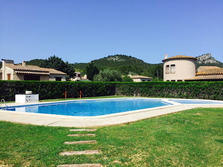 Zona de piscina y jardín