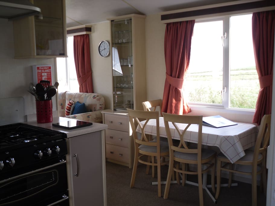 Kitchen & dining area