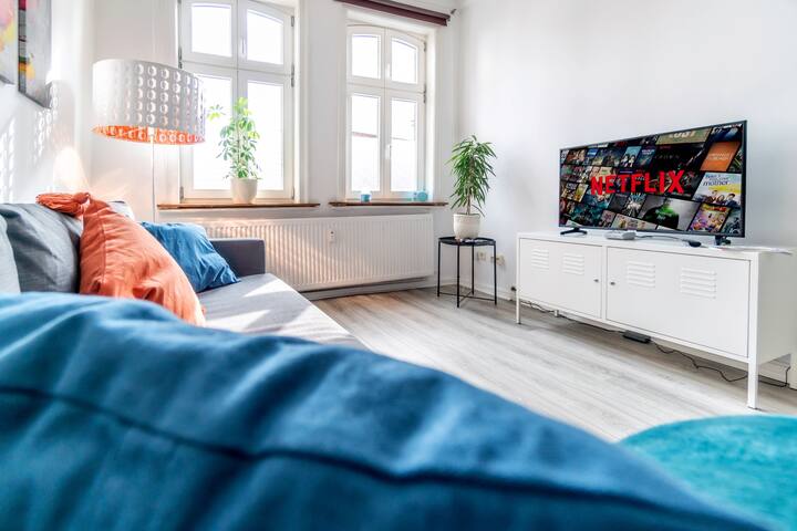 Die gemütliche Couch bietet genügend Platz für mehrere Personen, um sich nach einem Ausflug oder nach der Arbeit, bei TV oder der neusten Netflix Serie zu entspannen. 