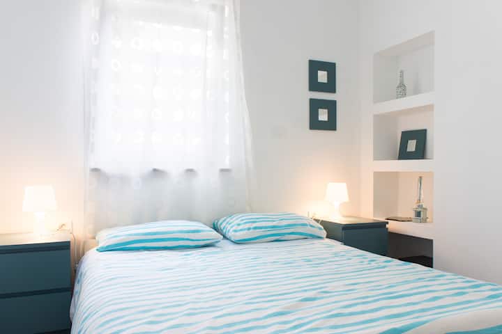 Chumba cha kulala cha kimapenzi, chenye starehe na salama kwenye kona kwa ajili ya vitu vyako vya thamani.