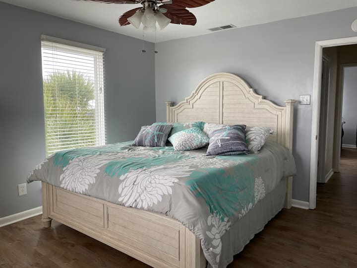 El dormitorio mater muy espacioso tiene una cama king.