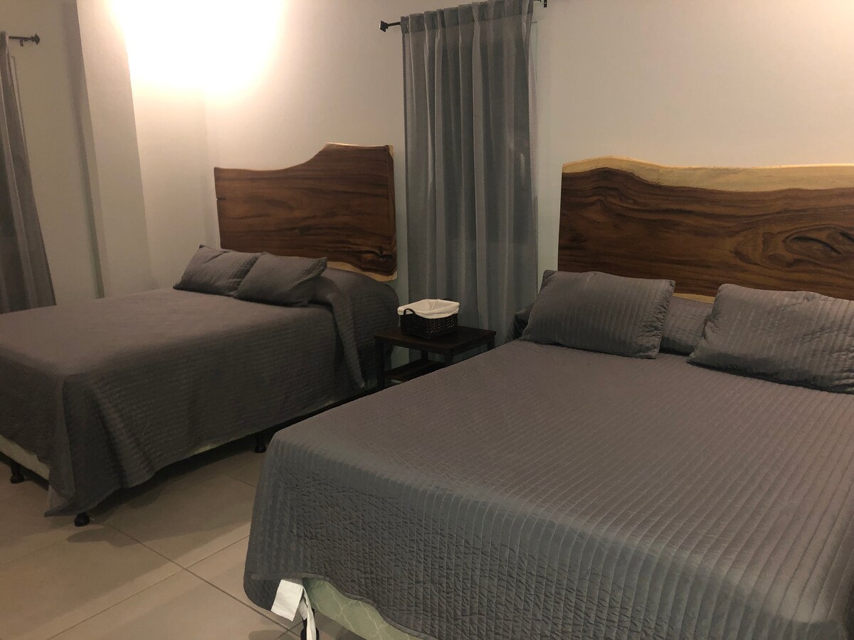 חדר 3, מיטות ושידת לילה