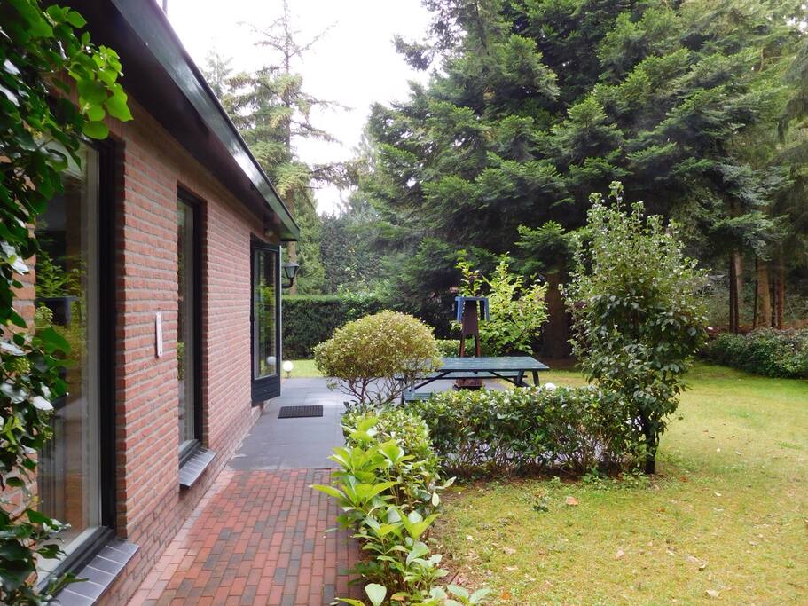 Zij kant huis met terras
