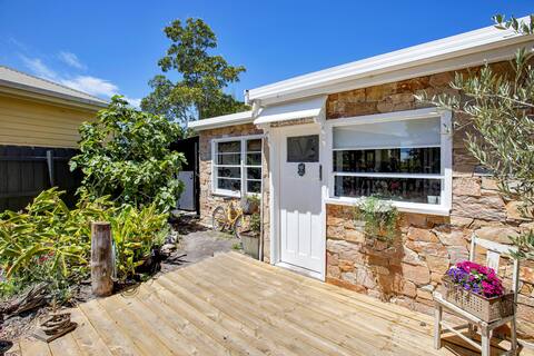 The Fishermans Cottage - Waterfront Stone Cottage