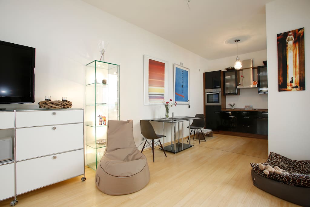 Wohnraum mit Blick in offene integrierte Küche