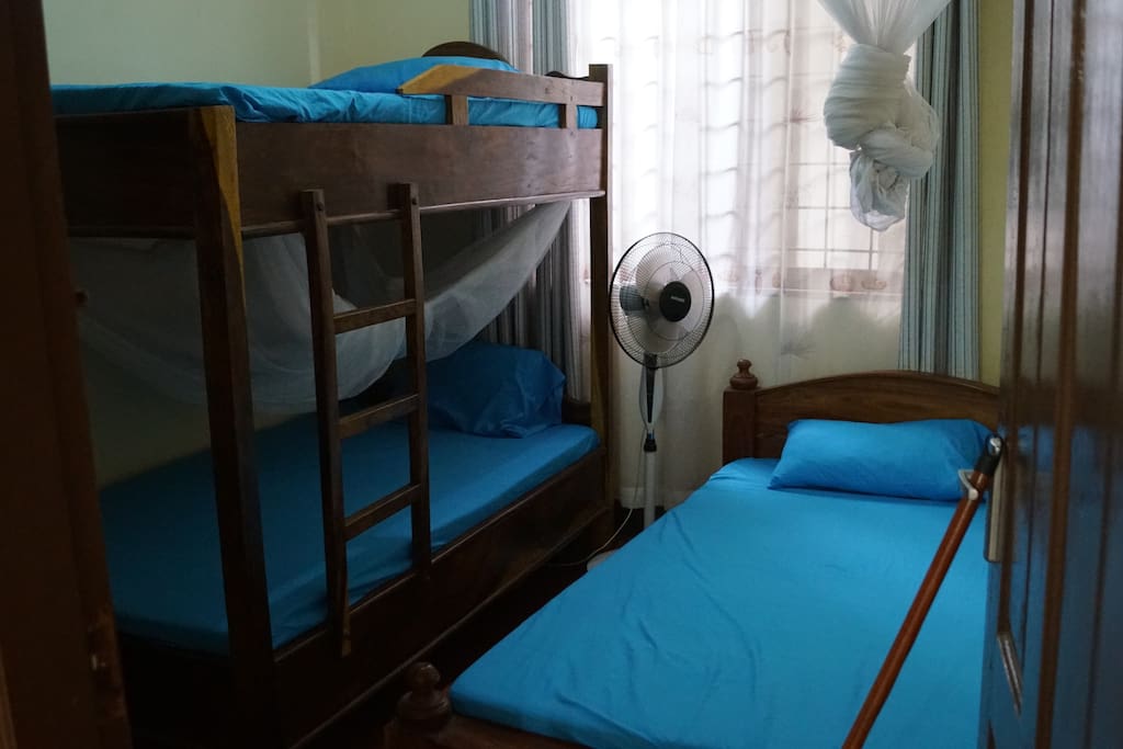 Noraml bed room, sometimes you are 2 people other times you are 3 people in the room.