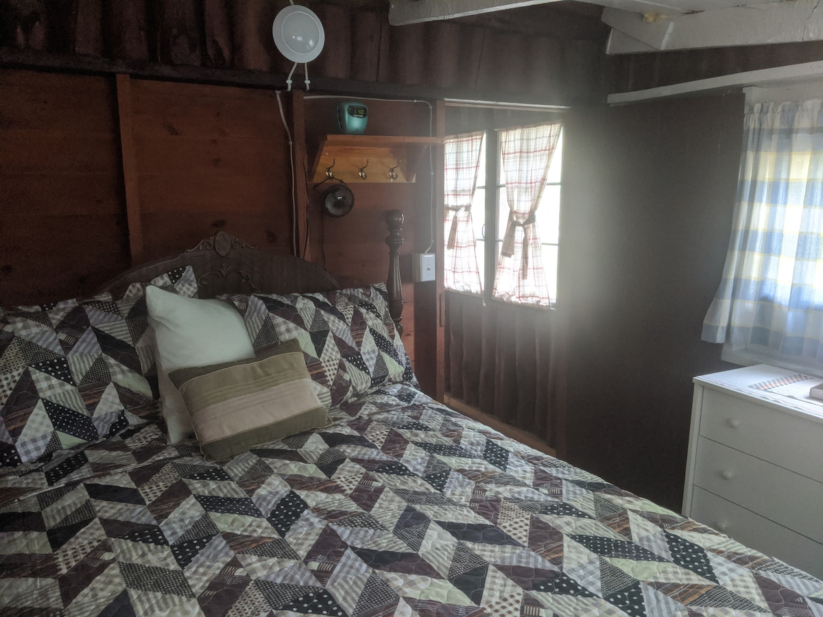 הקטן מבין שני חדרי השינה נמצא ממש מול הסלון.