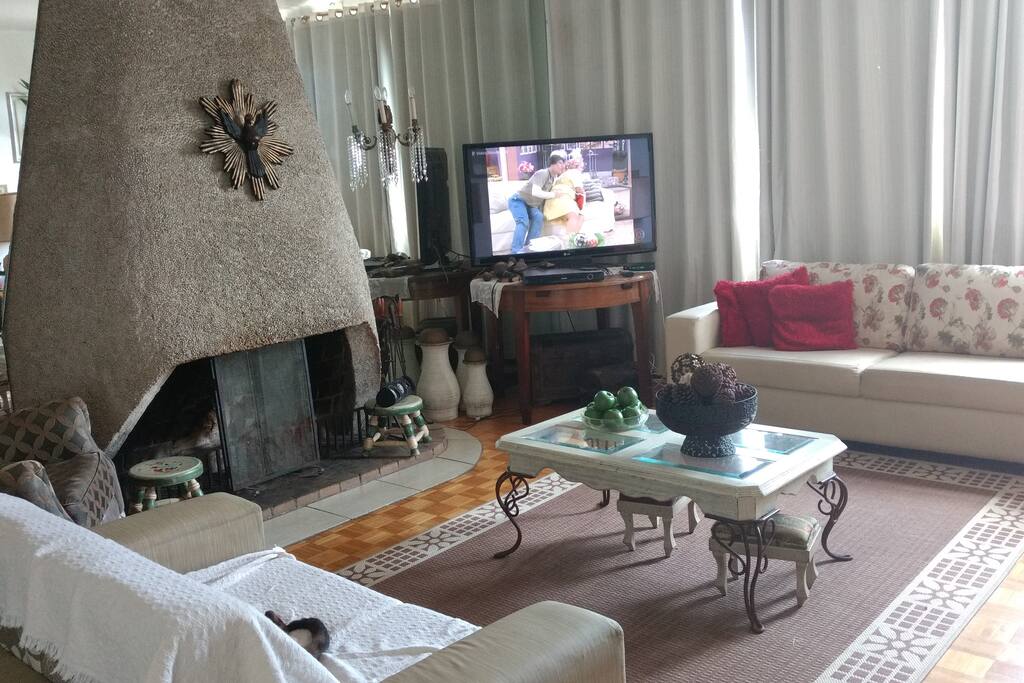 Sala com TV a cabo!