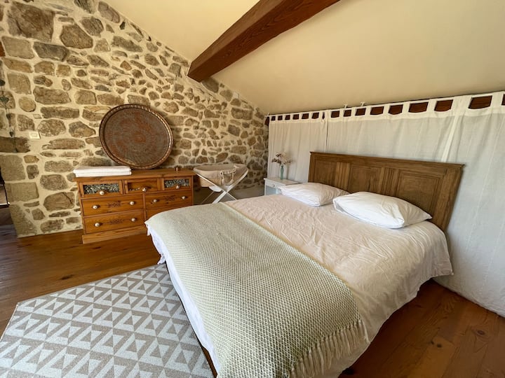 Dhomë gjumi e madhe kryesore, me një dritare të bukur në gji të hapur për një tarracë pa pamje nga lart 