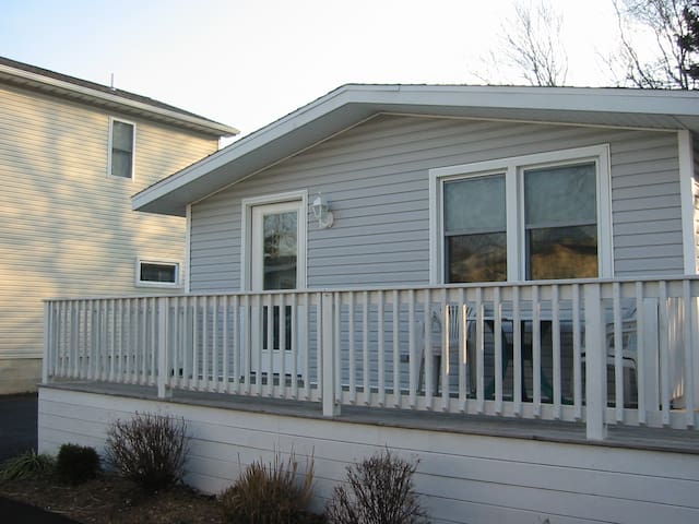 Pet Friendly Cottage walk to beach!