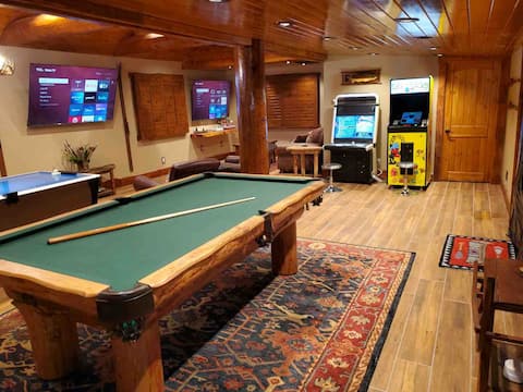 Top 1% Luxury Cabin,Spa,AC, Acre,Game Room,EV,Pets