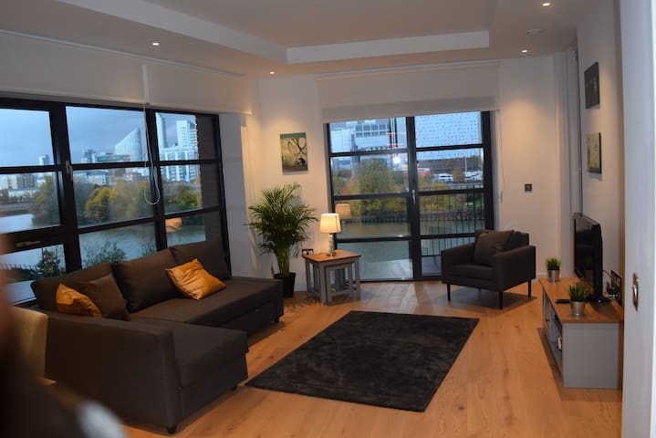 3 Bedroom, 2 Bathroom, Riverside Apt, Canary Wharf