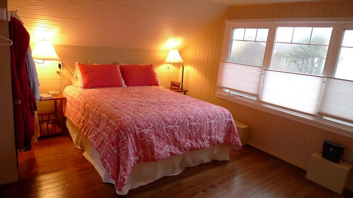 Upstairs Queen in Loft
