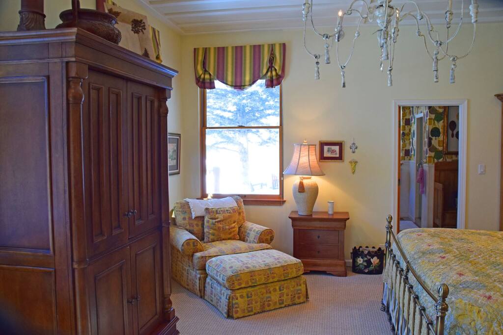 The Almost Heaven Suite Sitting Area
