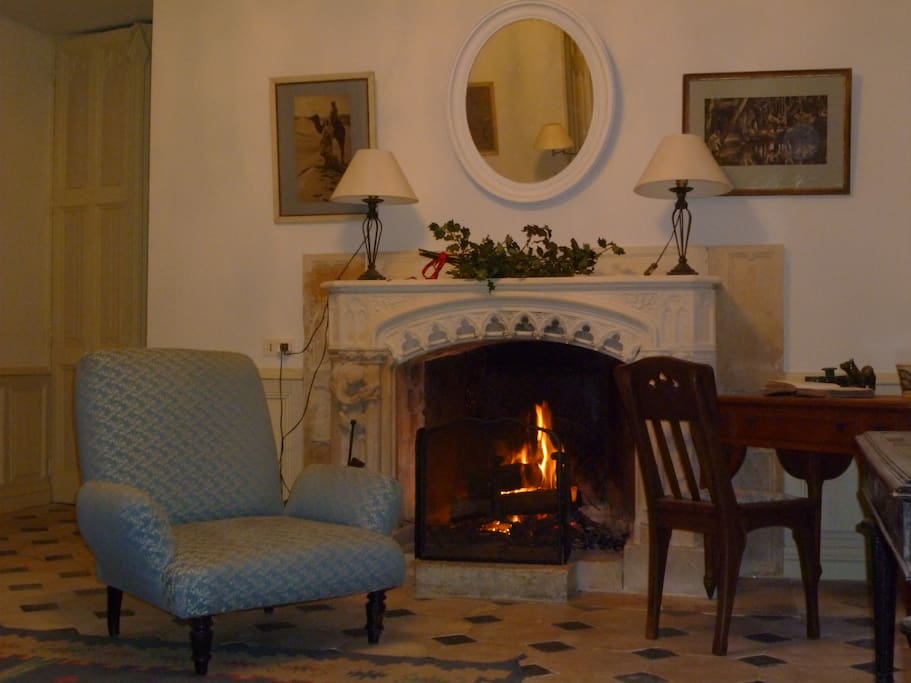 Le soir au coin du feu dans le salon jaune