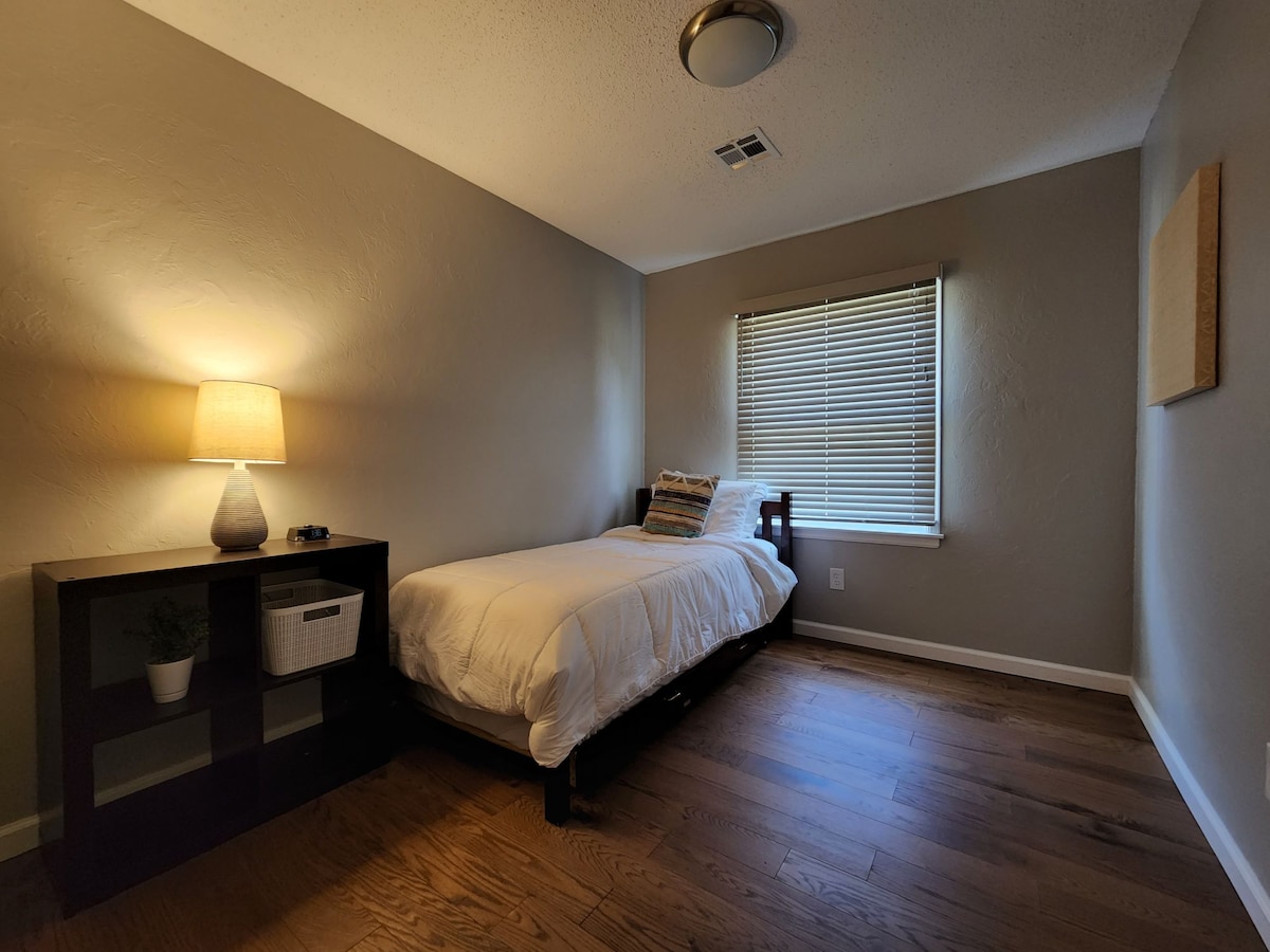 客房可供两人入住，上面有一张单人床，下方有一张单人脚轮！这个空间位于走廊左侧和卫生间对面。