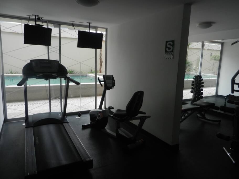 Gymnasio amplio y comodo