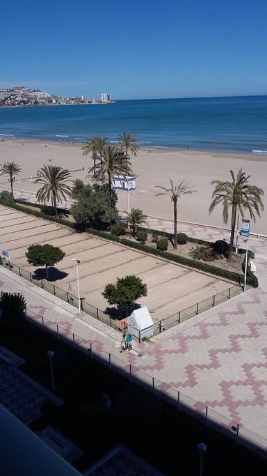 Vistas al mar, club social y pistas de tenis.