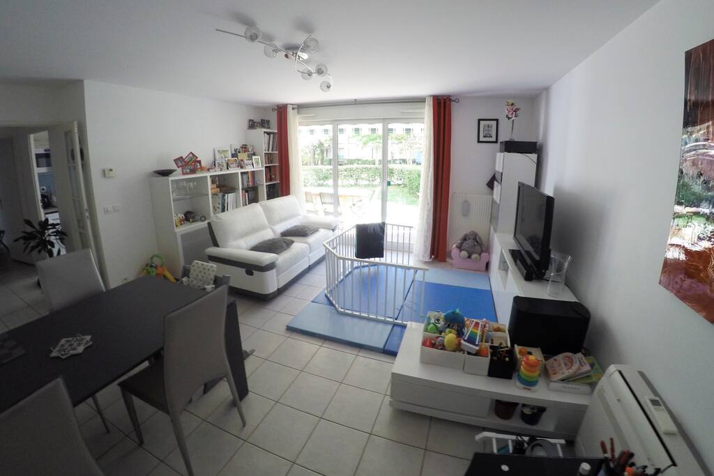 Deuxième vue du salon, les matelas de jeu du bébé ont depuis été retirés :)
