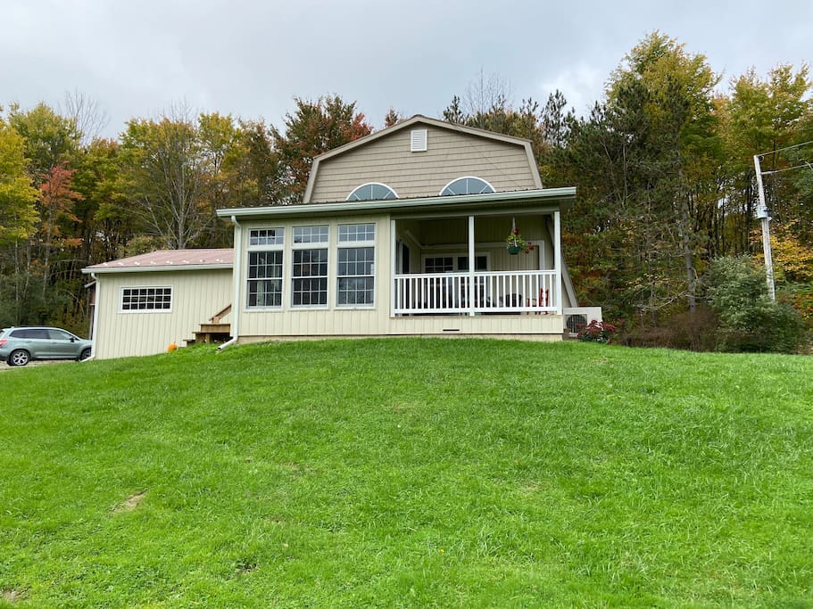 Country Tucked Inn, with pond Sauna woods hunting.