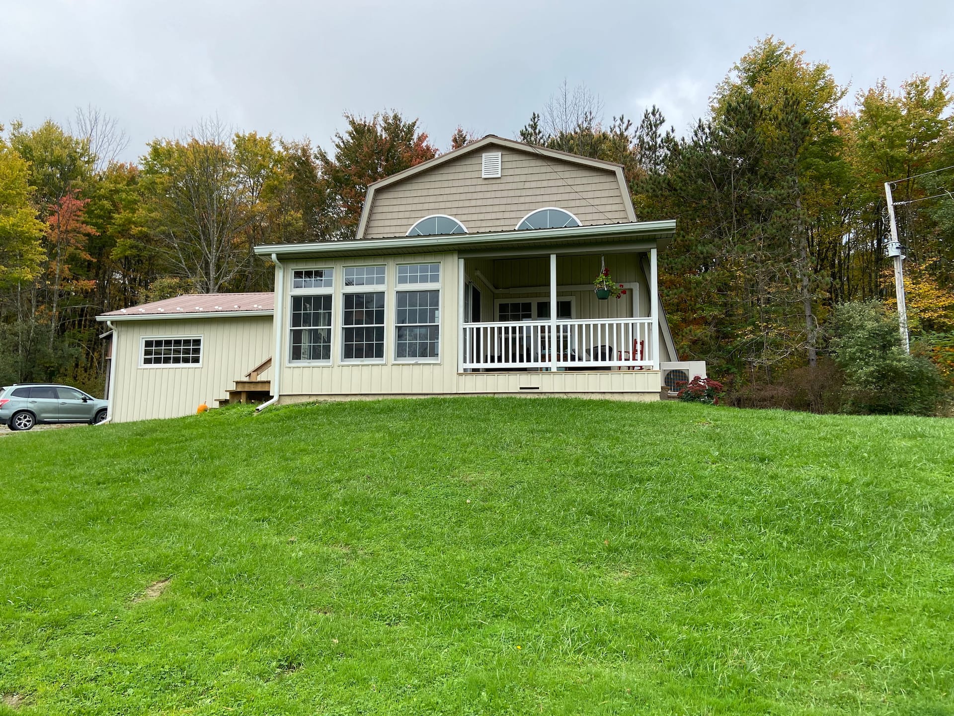 Country Tucked Inn, with pond Sauna woods hunting.