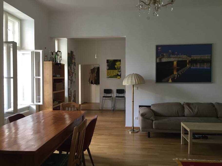 großer Esstisch, bequeme Couch