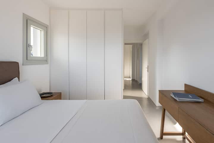ĎALŠÍ VÝHĽAD NA MASTERBEDROOM S VLASTNOU KÚPEĽŇOU NA HORNOM POSCHODÍ VILY B