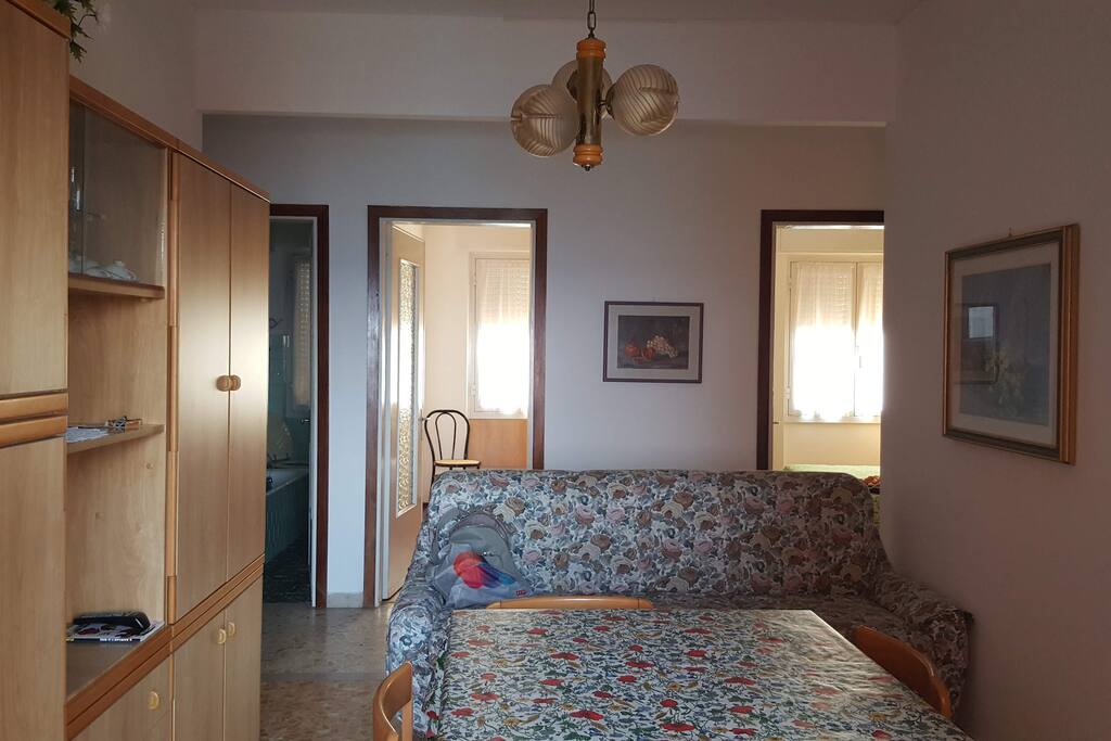 Il soggiorno, che si affaccia sul balcone con vista mare.