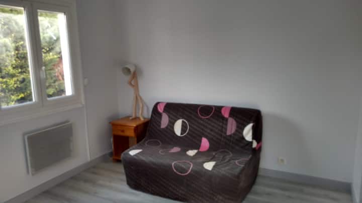 ห้องหันหน้าไปทางทิศใต้และทิศตะวันตกมี bz (นอน 140 * 190 ซม.) ตู้เสื้อผ้า