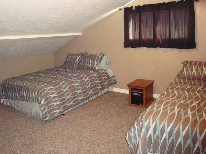 เตียงควีนไซส์ 2 เตียงในห้องนอนชั้นบน 1 ใน 4 ห้อง