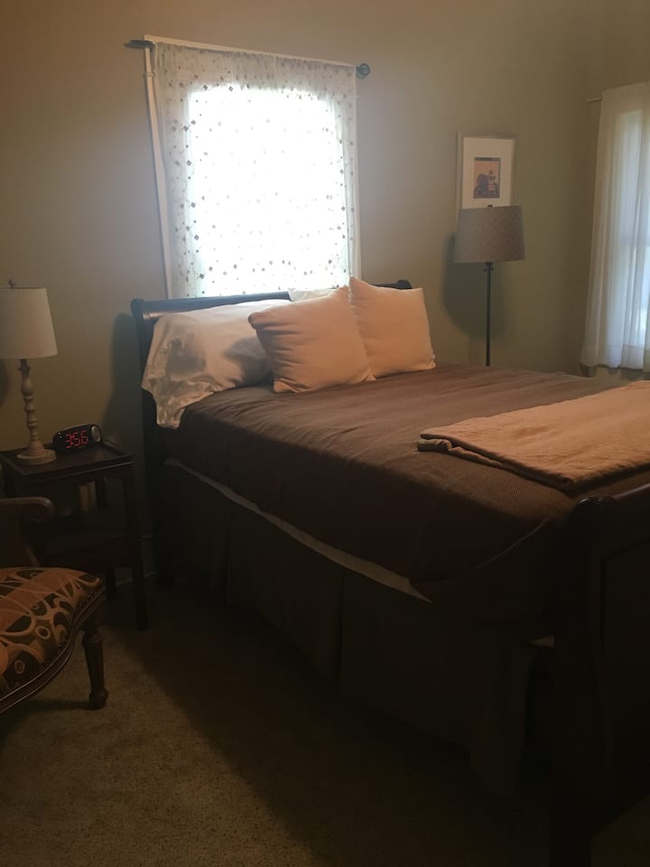 Ննջասենյակ 2: լրիվ չափսի մահճակալ 