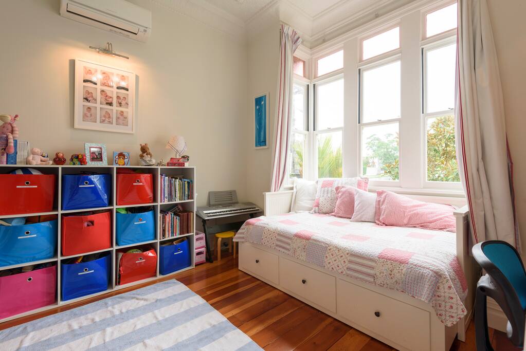Double bedroom with bay window