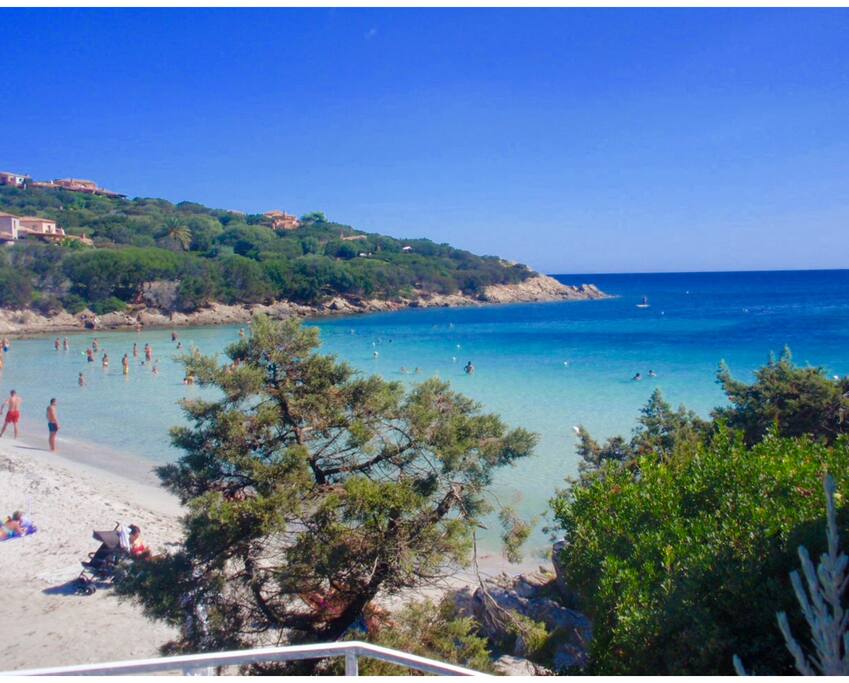 La splendida spiaggia cala Granu raggiungibile a piedi due minuti attraverso il giardino pedonale del residence