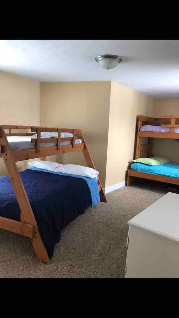 למעלה חדר שינה לילדים 4 -2 מיטות זוגיות, 2 מיטות נפרדות