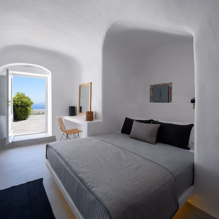 2nd Bedroom with king size bed and sea view