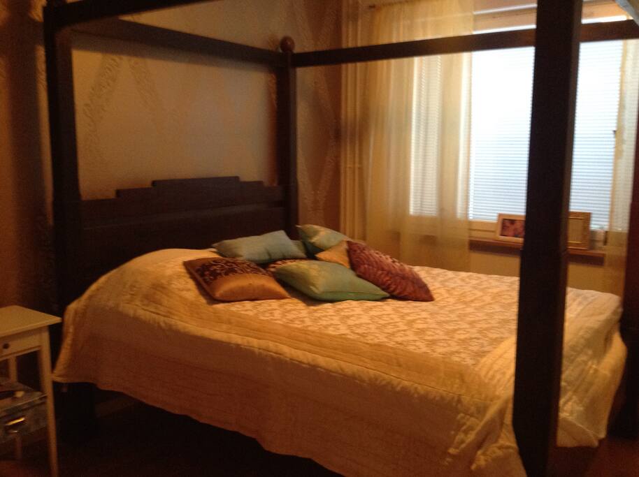 Large ed, perfect for couple!