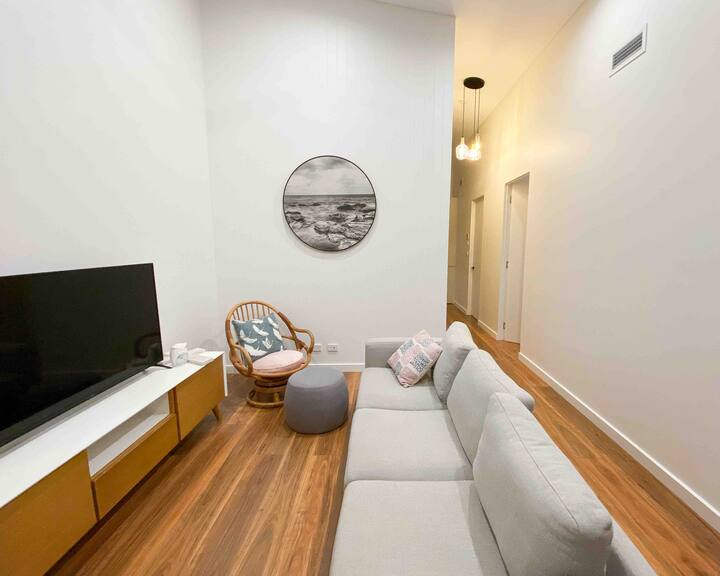 Light & Airy 2 Bedrooms In Adamstown - Waratah