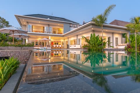 Villa IzaJay - Modern & Splendid Sea View Villa