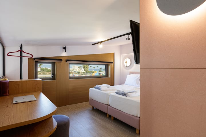 เตียงแฝดในตัว (0.90 X 2,00) ตู้เสื้อผ้าแบบเปิดในห้องนอนพร้อมสมาร์ททีวีขนาด 32 ” 