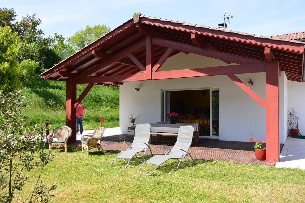 Grande terrasse couverte où il fait bon prendre ses repas