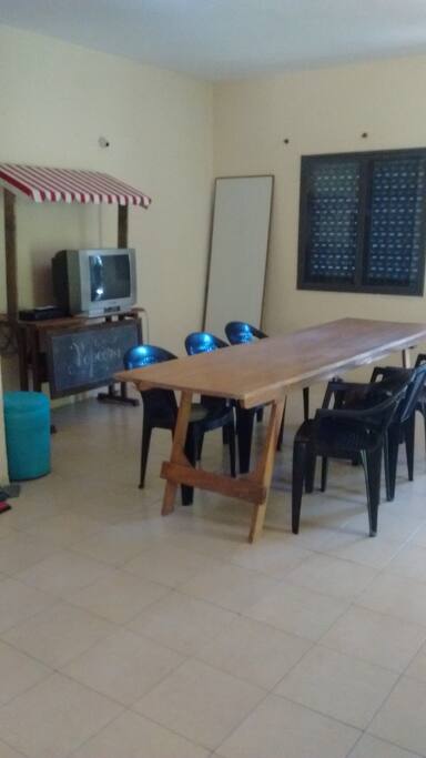 Comedor diario con gran capacidad de comensales, Tv con servicio de DirecTv y espacios para relajarse.