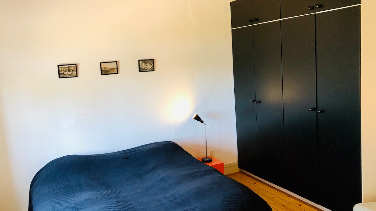 Едната стая разполага с матрак с ширина 160 см, както и директен достъп до банята/тоалетната