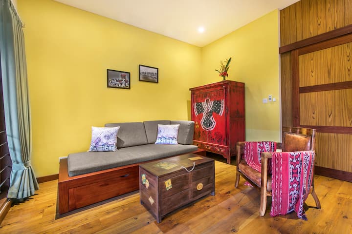 Sebule ya juu wakati haijabadilishwa kuwa chumba cha kulala chenye mwonekano mzuri
juu ya mashamba ya mpunga