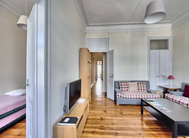 Kings Apartment – City Center w/ metro at the door gallery image 3