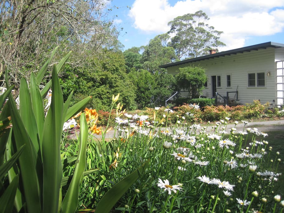 Peaceful 1950s cottage with lovely garden