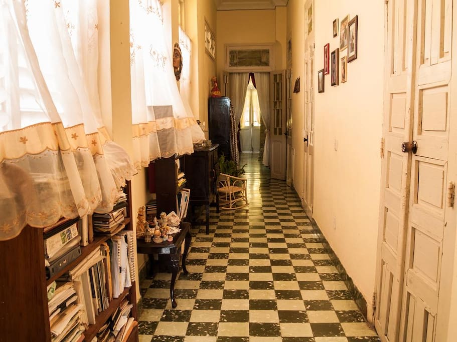In our colonial house the floors are original. This is the interior corridor of the house./ En nuestra casa colonial los pisos son originales. Este es el pasillo interior de la casa.