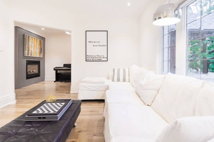 Luxury 5BR Stay in High Park | Relax & Unwind gallery image 4